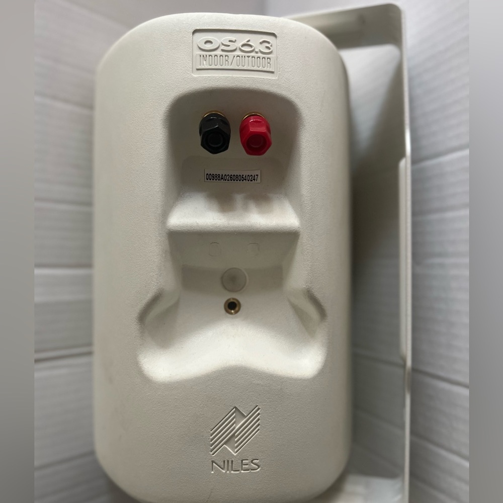 1- NILES OS 6.3 Indoor/Outdoor White Speakers w/ Mounting Brackets Tested